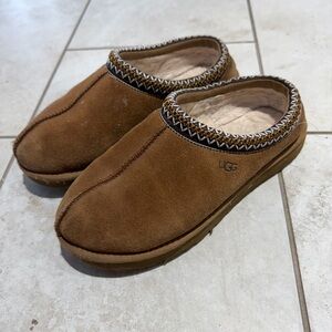 UGG Wonen’s Tan Suede Slip-Ons